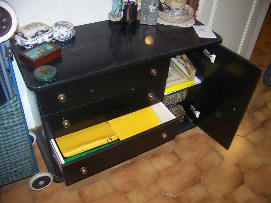 móvel tipo comoda e 2 mesinhas de cabeceira, preto, puxadores em latão