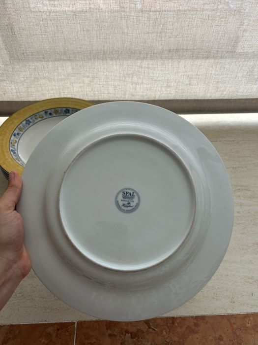 prato com flores azuis- spal porcelanas