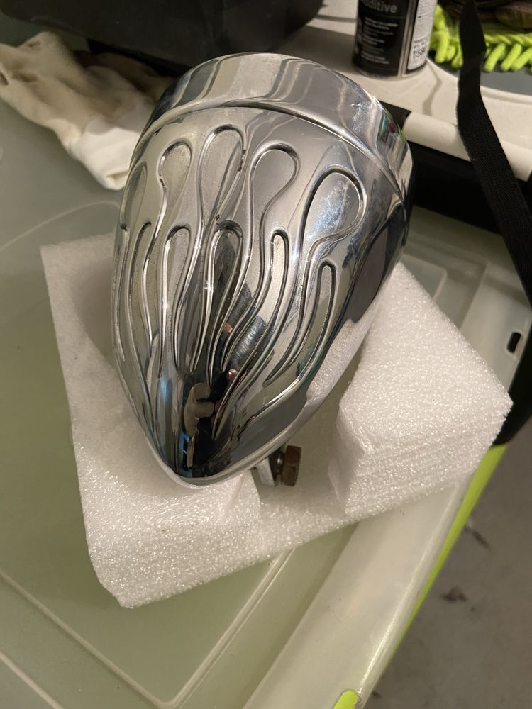 Farol metálico para Harley ou chopper marca ADJURE