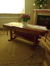 Stół rustykalny w stylu starych warsztatów stolarskich.