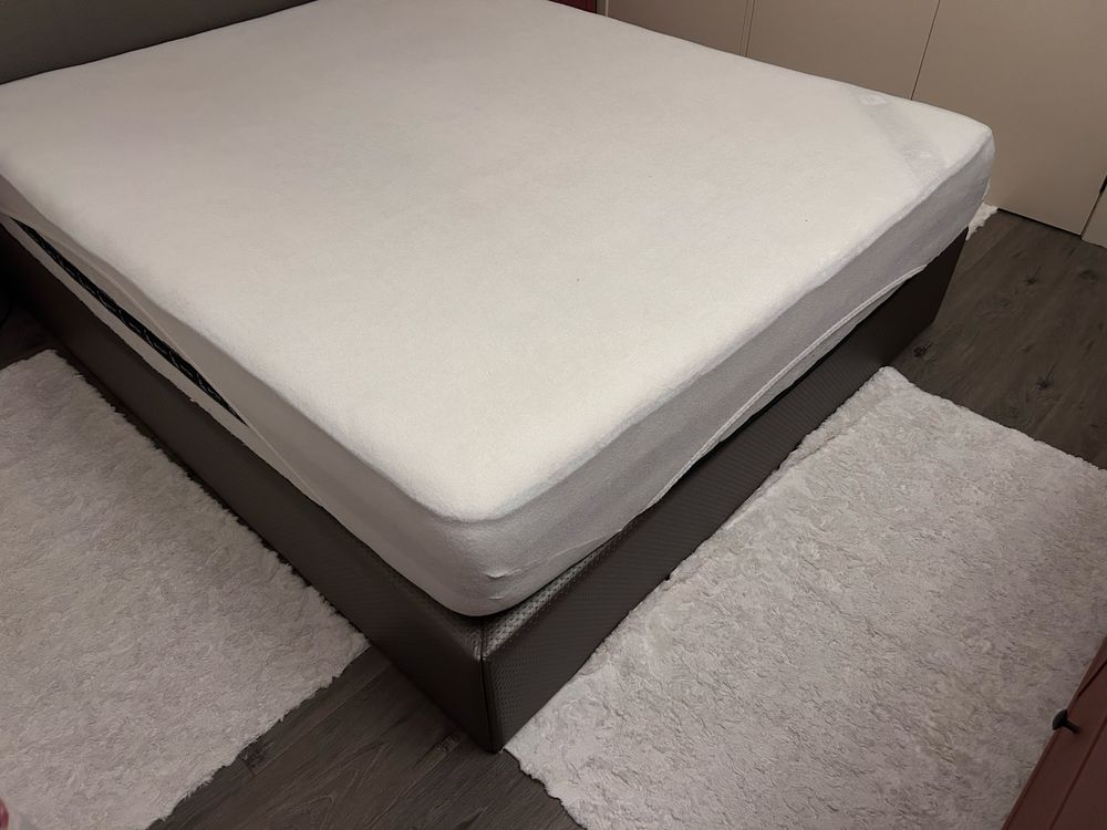 Cama de casal forrada em sintetico cinza acastanhado