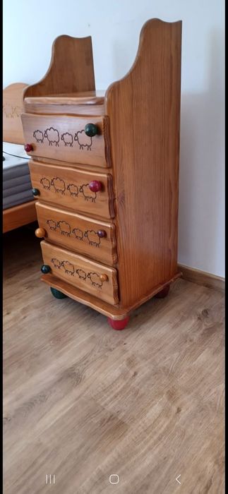 Mobilia Quarto de bebé  em pinho mel