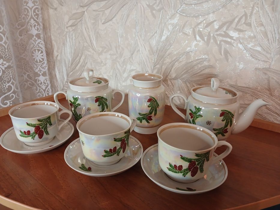 Набір посуду з шишкою