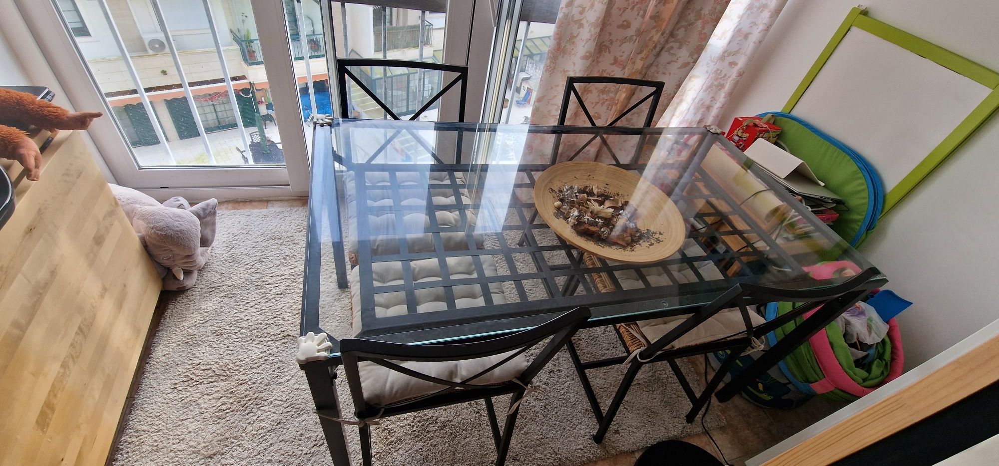 Mesa sala e  jantar. Topo em vidro 1.50mx78cm. 4 cadeiras incluidas