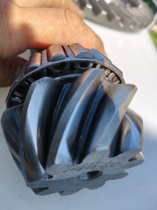 Wałek atakujący z kołem talerzowym przedniego napędu do MF