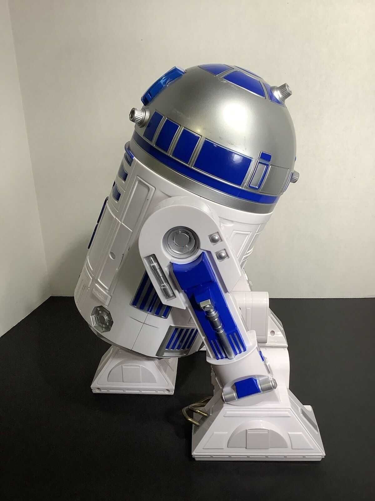 Фирменная игрушка робот Star Wars R2-D2 . Генератор мыльных пузырей