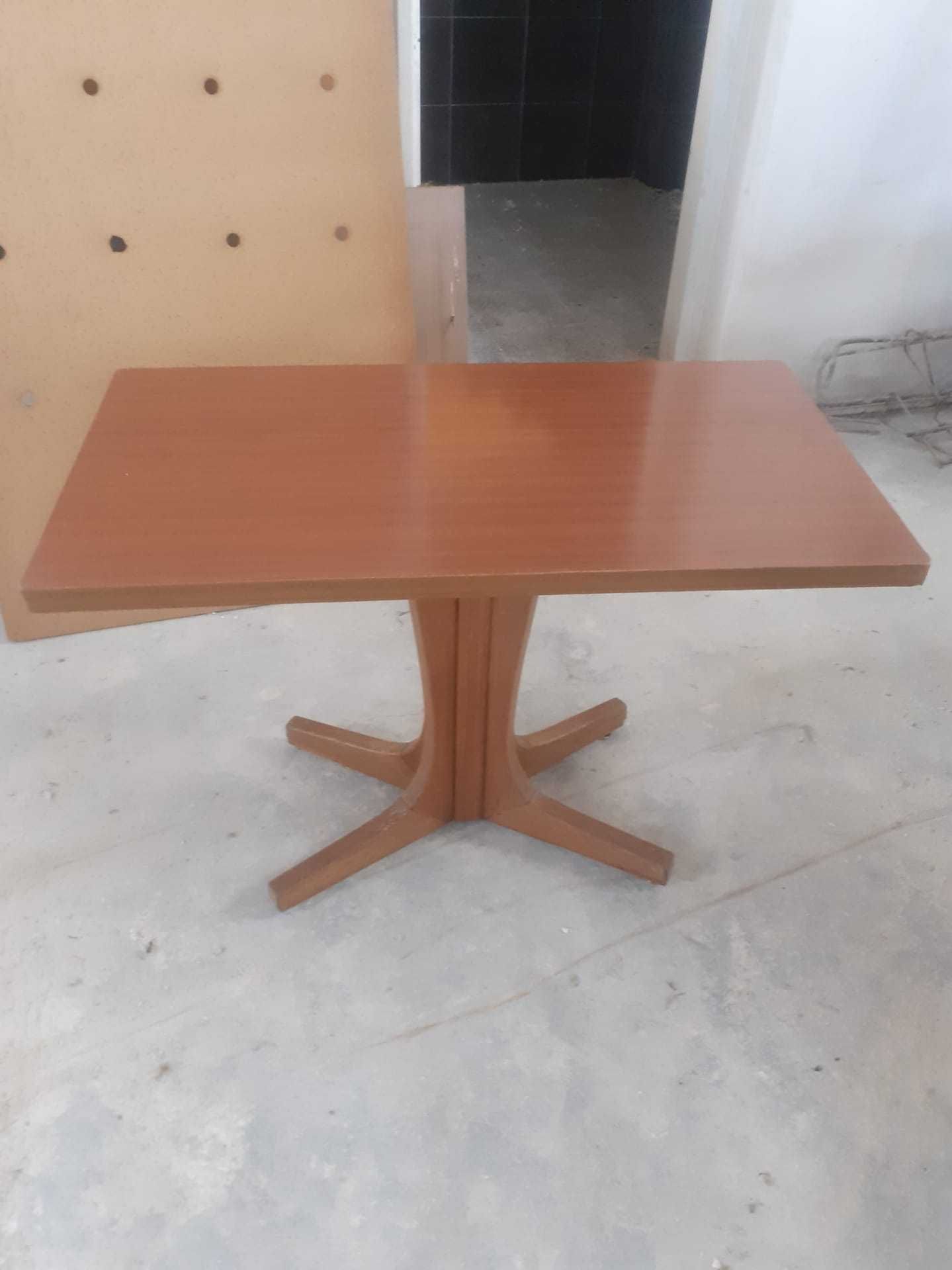 Mesa de madeira retângular
