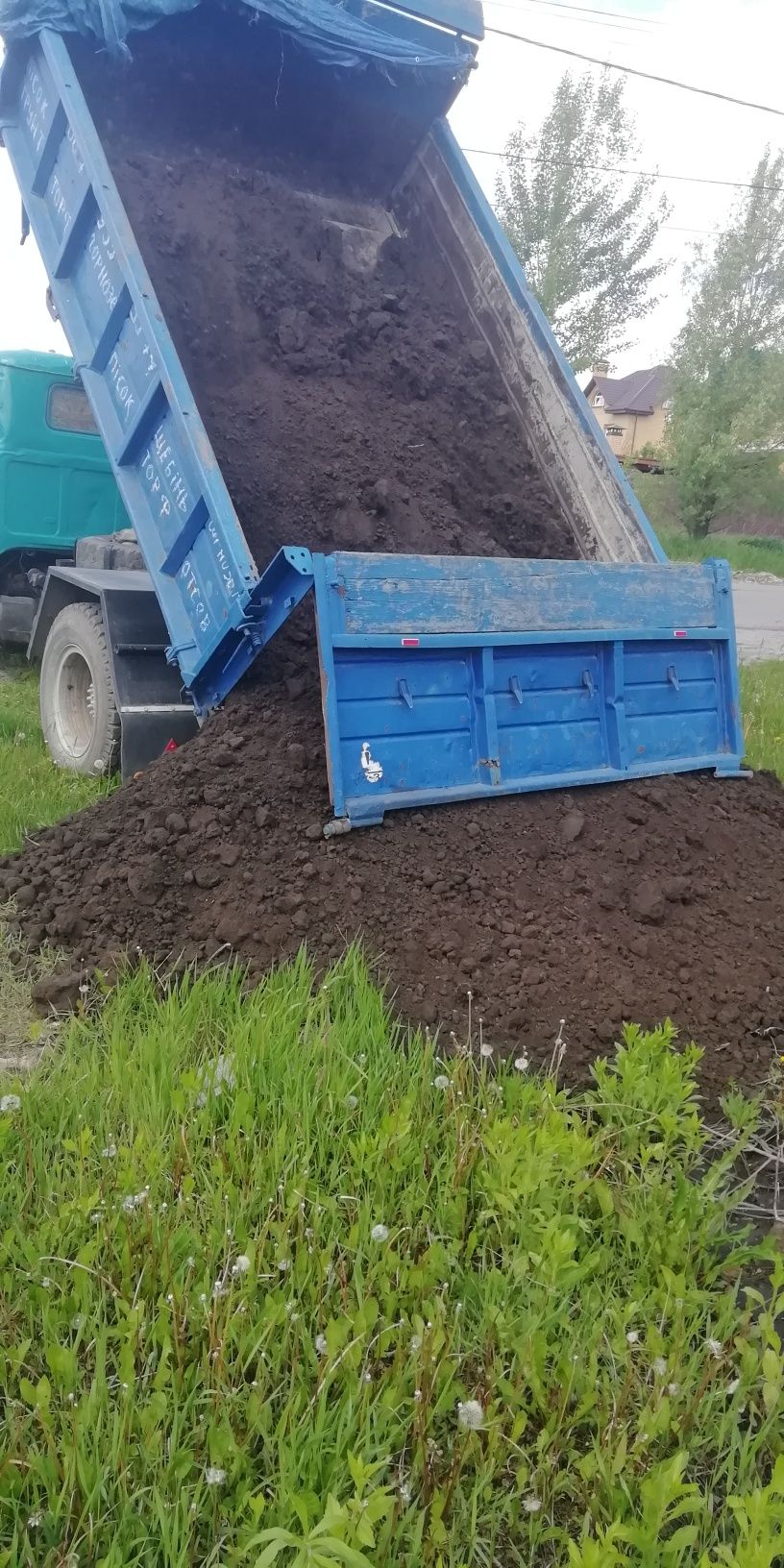 Чорнозем,Торф,Щебінь,Пісок,Пиригній,Підсипка.