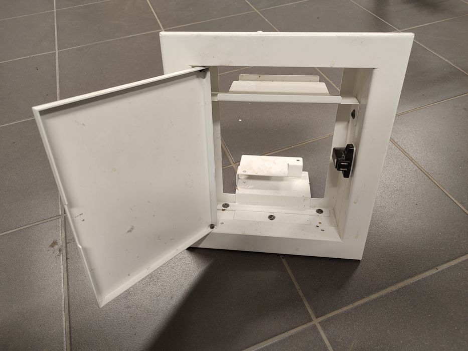 Drzwiczki rewizyjne metalowe