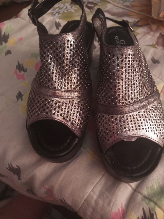 Продам босоніжки нові