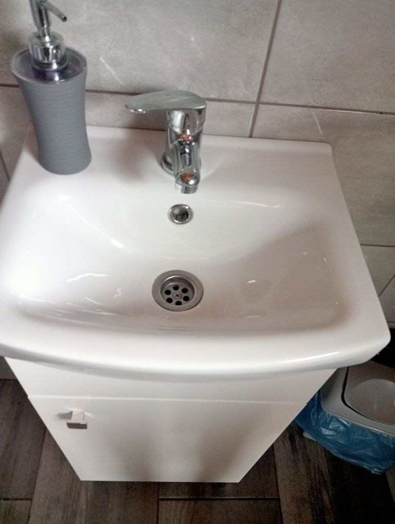 Szafka łazienkowa zlew i bateria