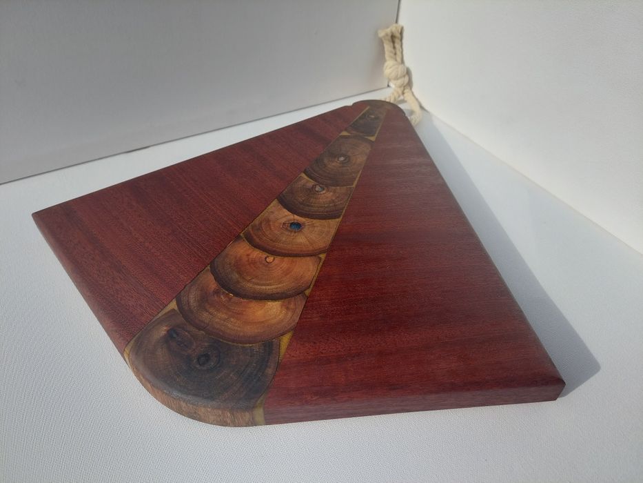 Tábua de apresentação / corte em mogno e resina epoxi