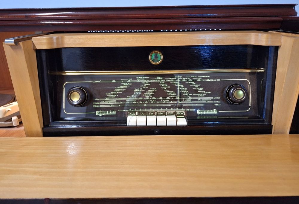 Móvel Philips com rádio e gira discos