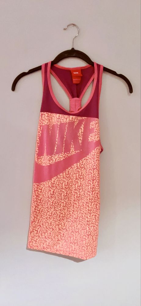 Top lilás da Nike