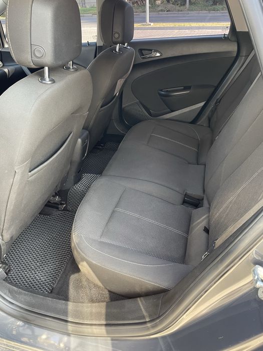 Opel Astra J Sports Tourer 2012 року