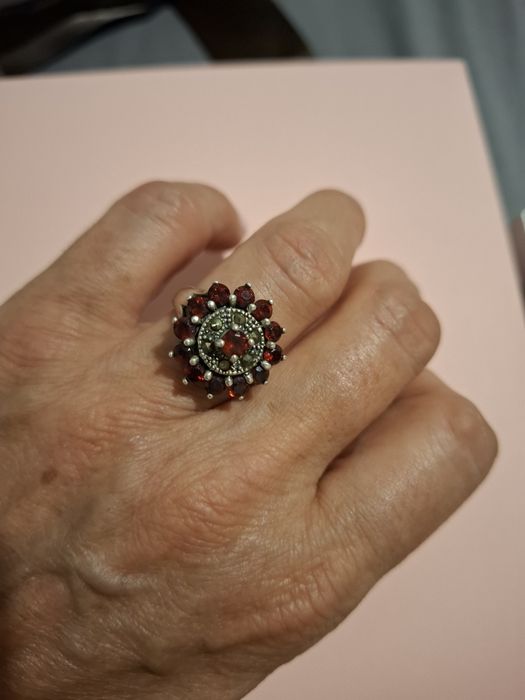 Srebrny stary pierscionek z granatami