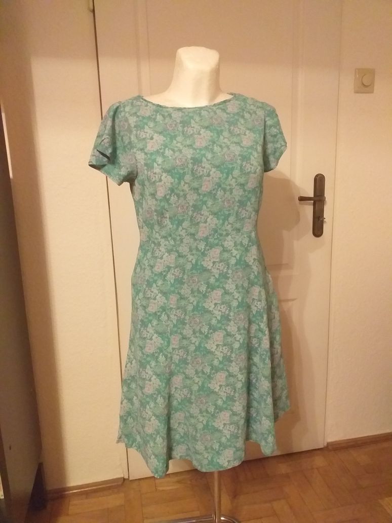 Wiosenna sukienka w kwiaty retro