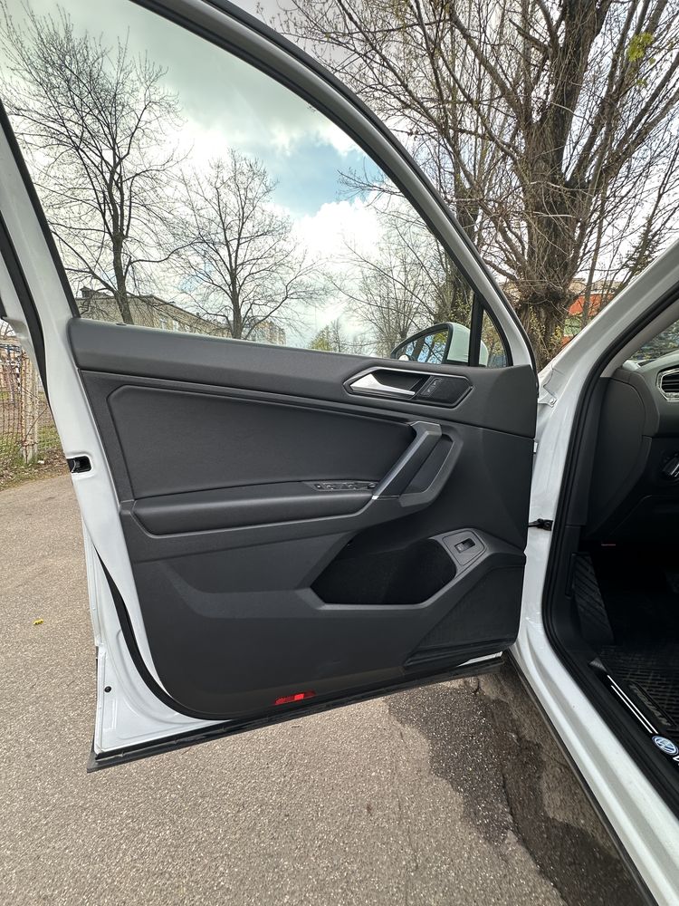 Volkswagen Tiguan SEL 2018 White 2.0L