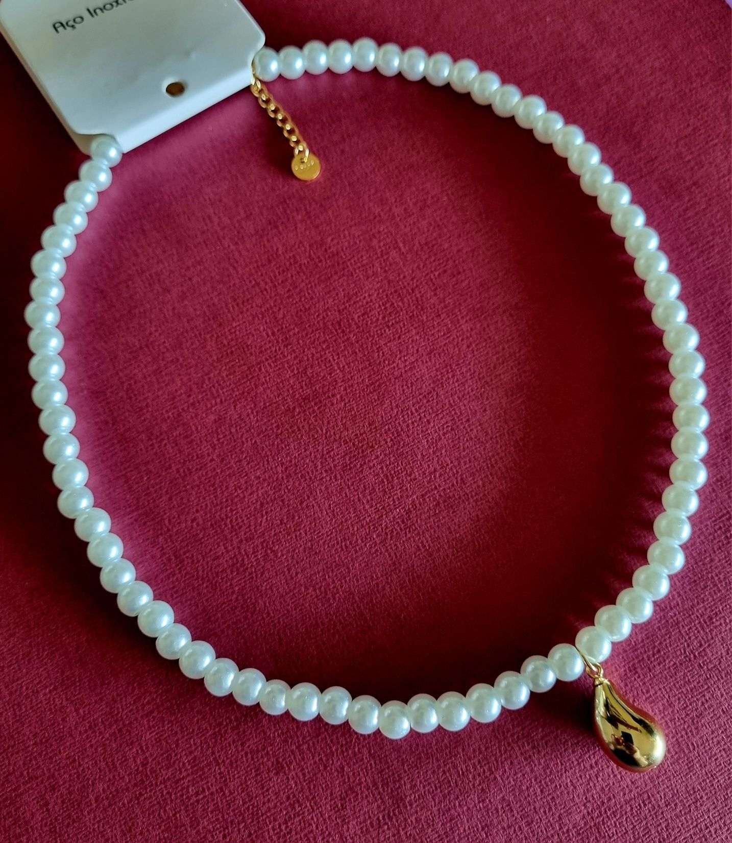Colar de pérolas com acabamento e pingente em forma de gota, em aço.