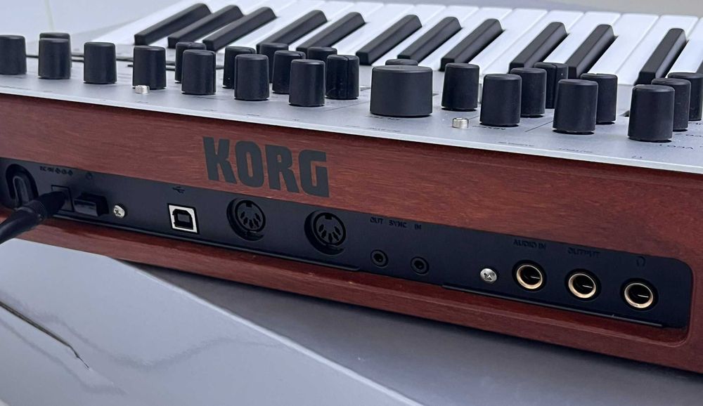 KORG Minilogue  - Syntezator analogowy