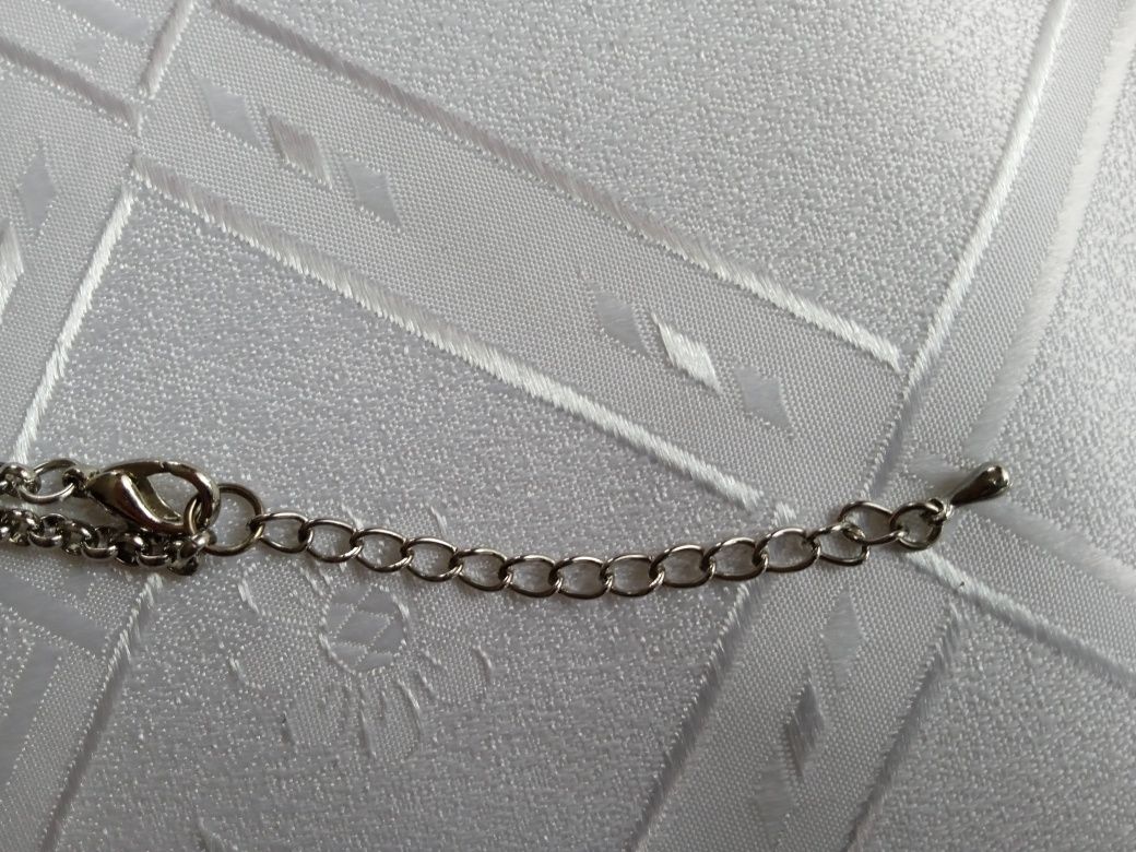 Szykowny wizytowy i elegancki łańcuszek z zawieszką. Stan idealny