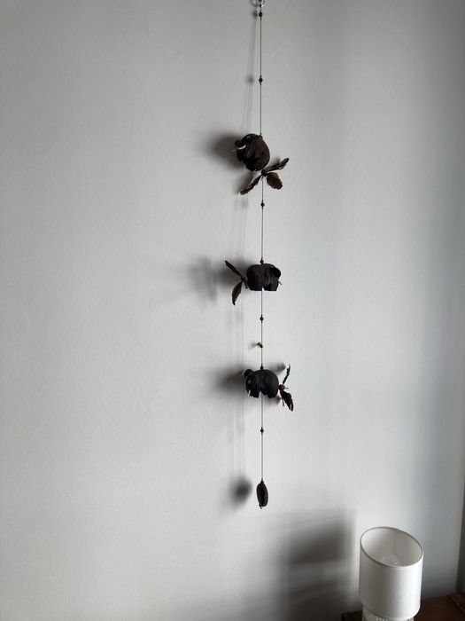 Quadros, pratos, espanta espiritos, elefante, peixe e girafa