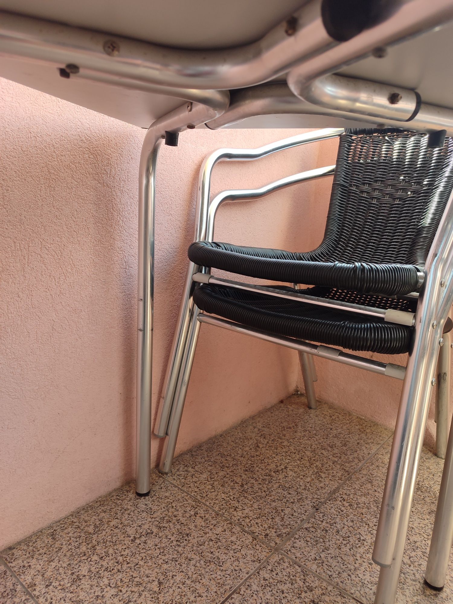 Conjunto de mesa e 4 cadeiras