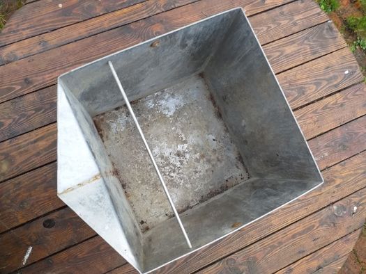 Stary metalowy pojemnik z rączką