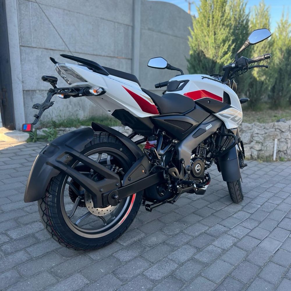 Новий мотоцикл BAJAJ PULSAR NS200 2024