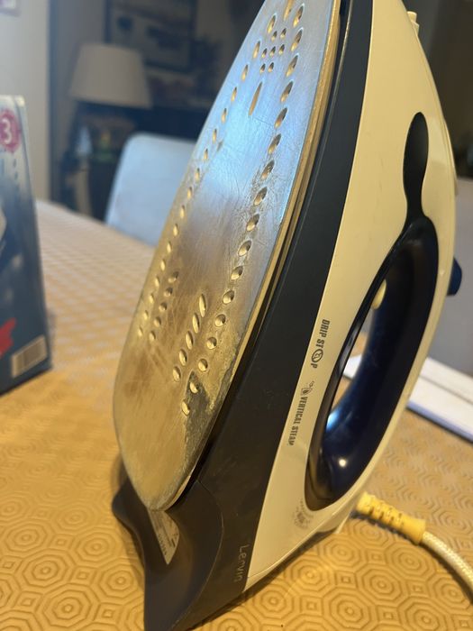 Ferro de engomar Lervia com um adaptador para ligar a tabua