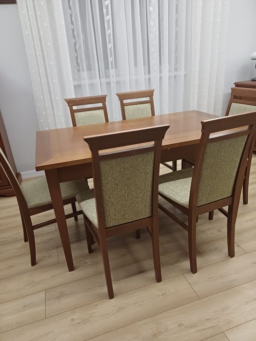 Rozkładany stół z krzesłami