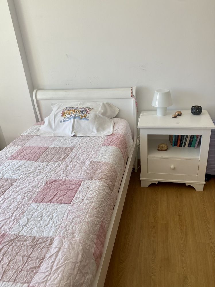 Cama estilo Luís Filipe e mesa de cabeceira