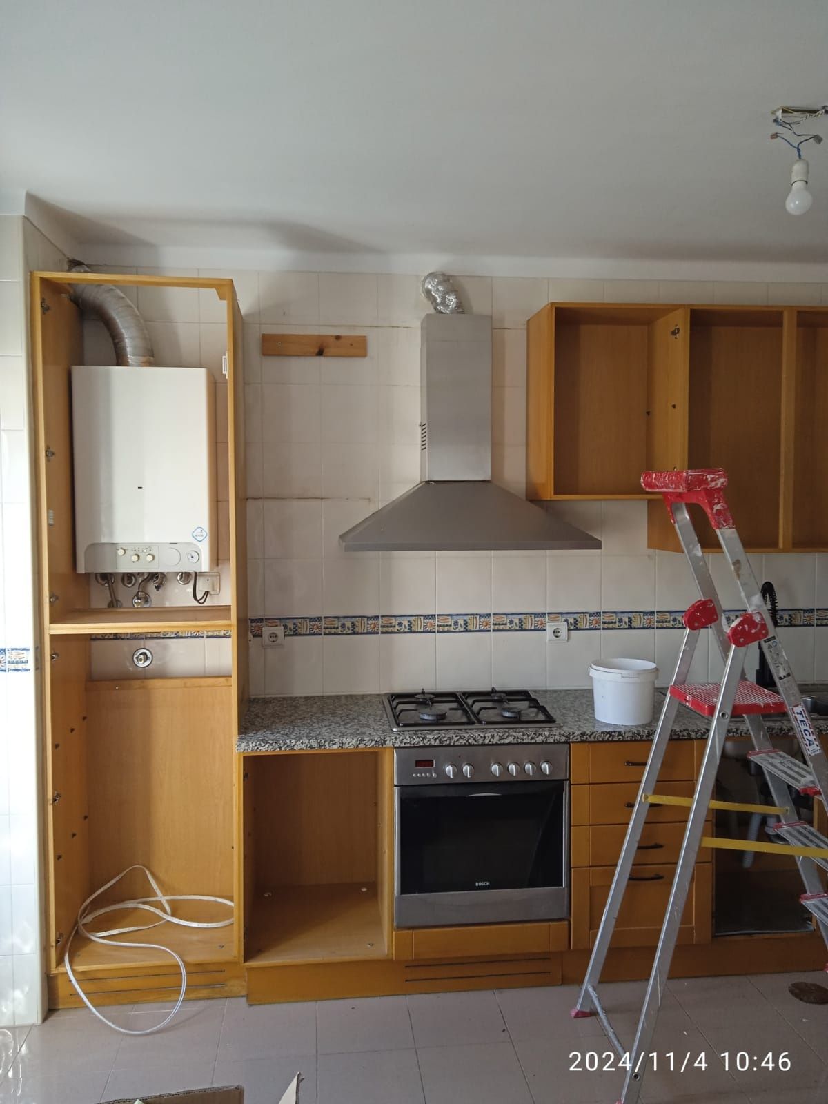 Cozinha Completa com Portas de Madeira  Pedra, Placa, Forno e Exaustor