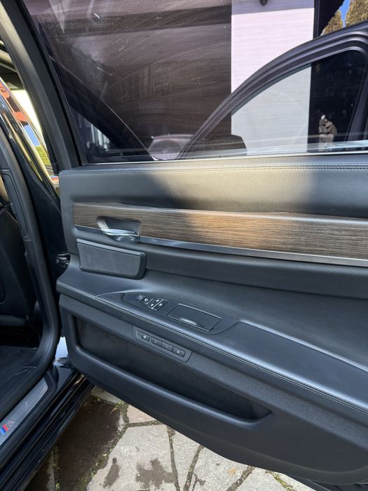 BMW 750 long 4.4 бензин