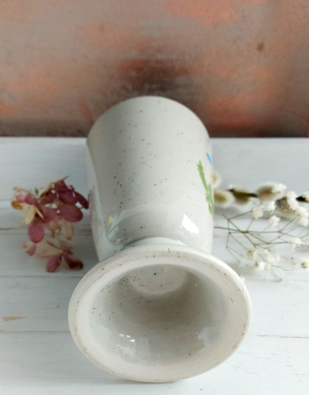 Ceramika, efektowny kubek na stópce, zdobiony motywem roślinnym. P