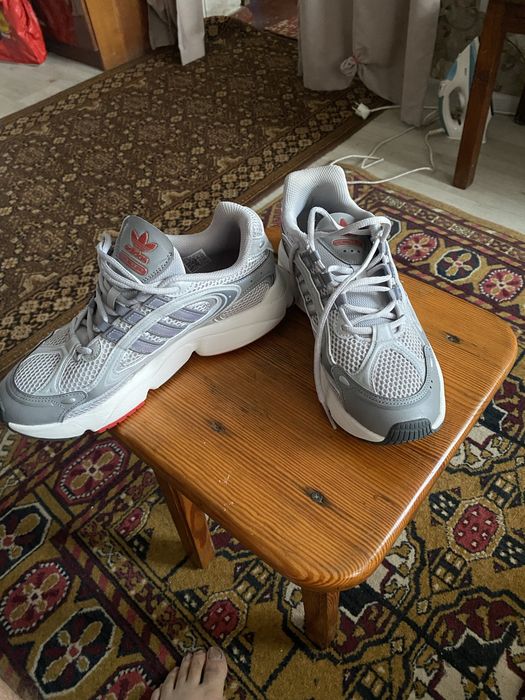 Продам adidas кроссовки