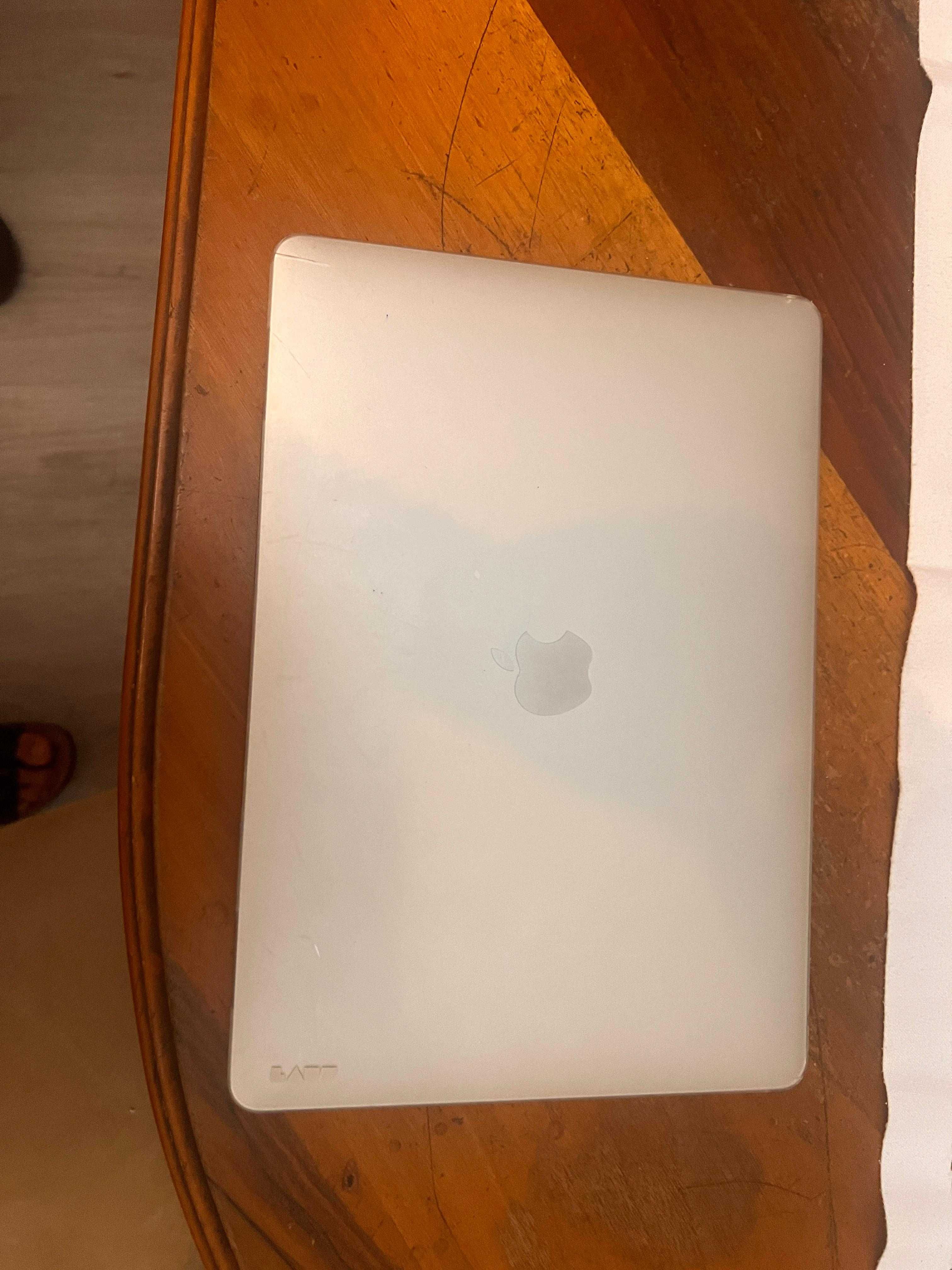 Macbook Pro Model A2159 com capa de proteção e pelicula de privacidade