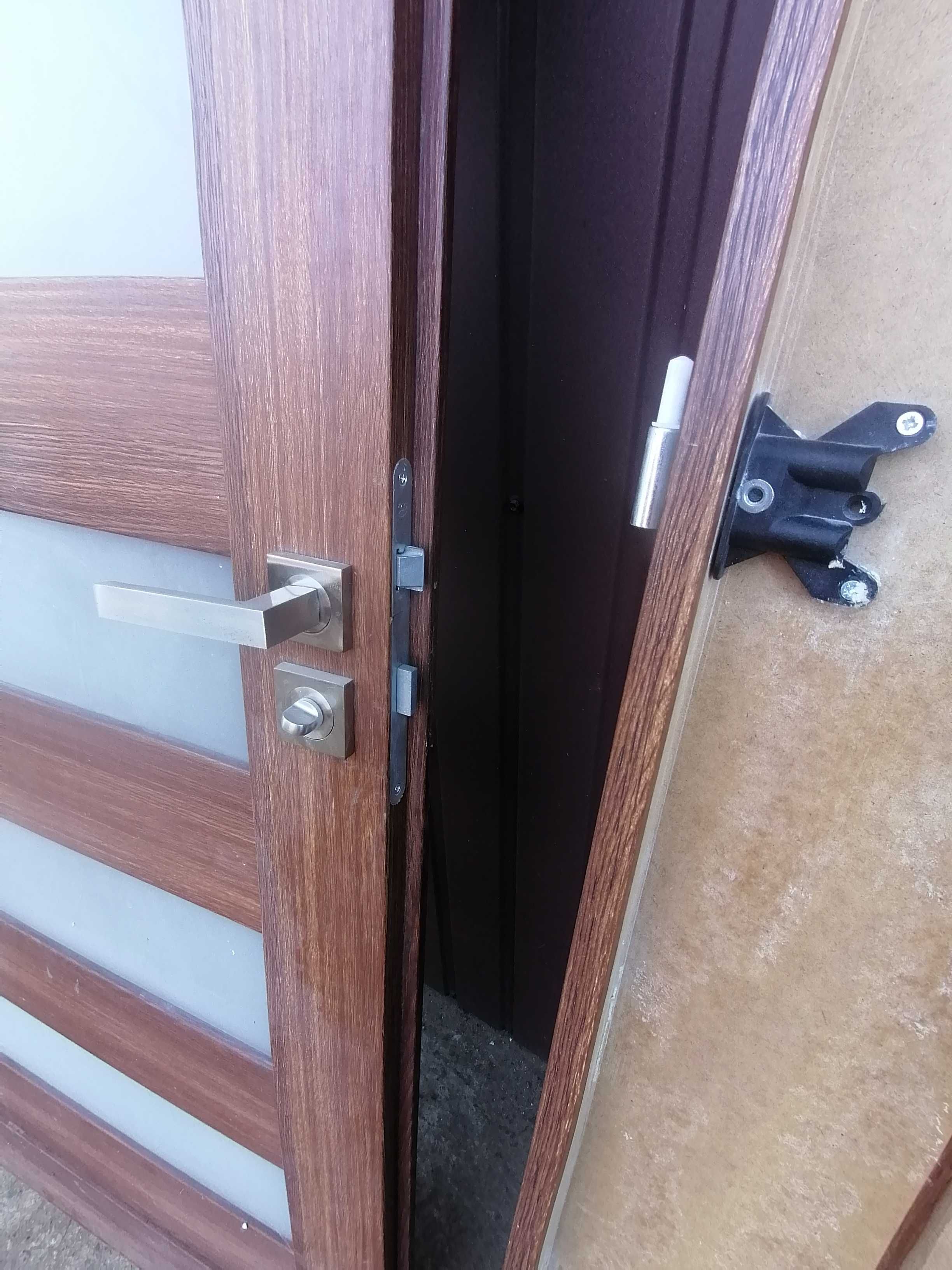 Drzwi łazienkowe z futryną 90 PRAWE komplet