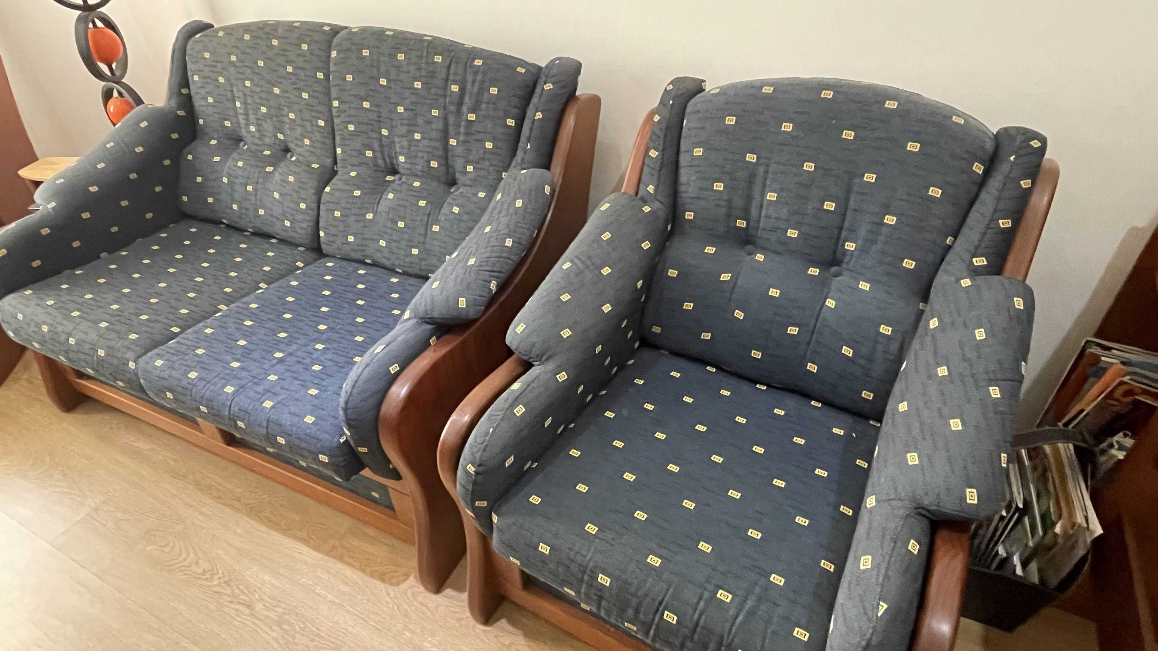 Conjunto de Sofá-Cama + 2 Cadeirões — Excelente Estado