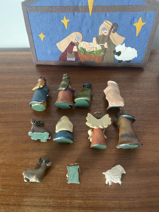 Caixa com Presépio de figuras em resina