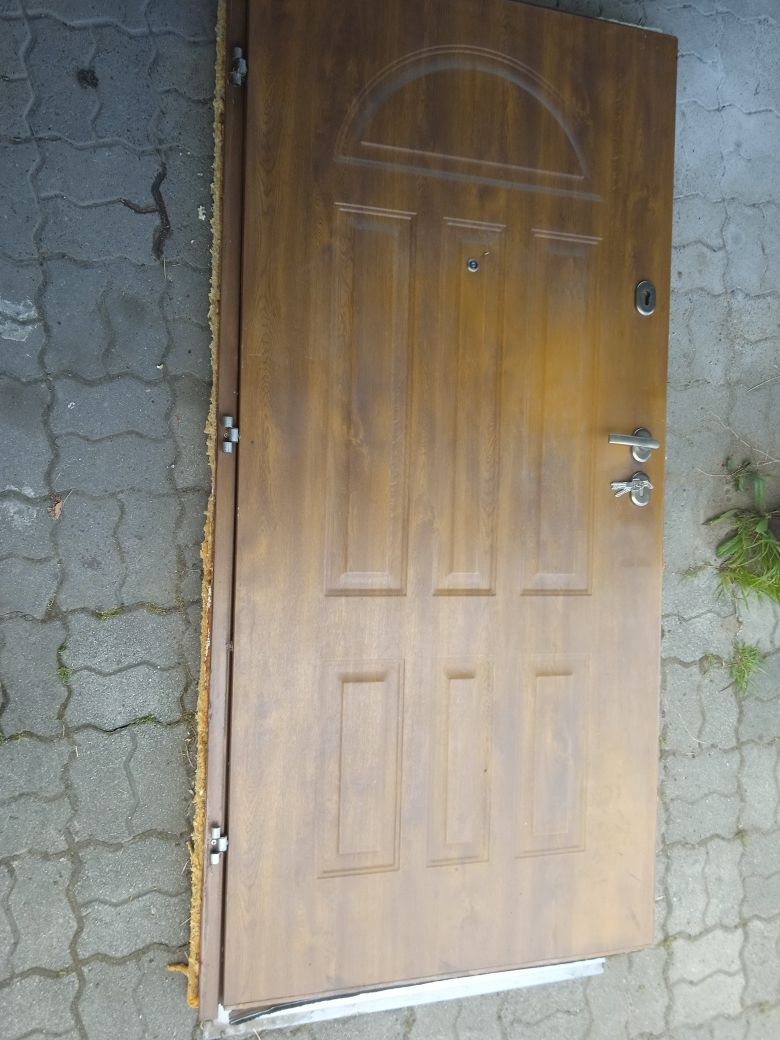 Drzwi zewnętrzne wejściowe z ościeżnicą