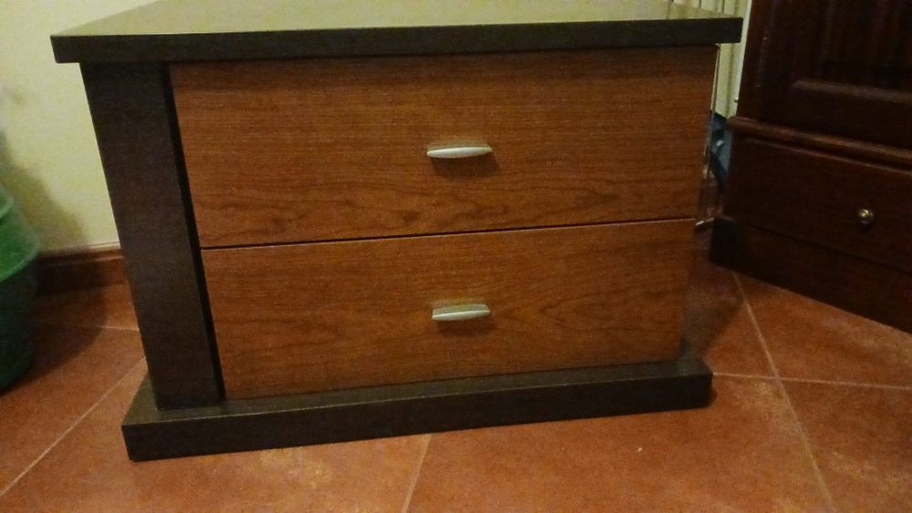 Mesa cabeceira com gavetas