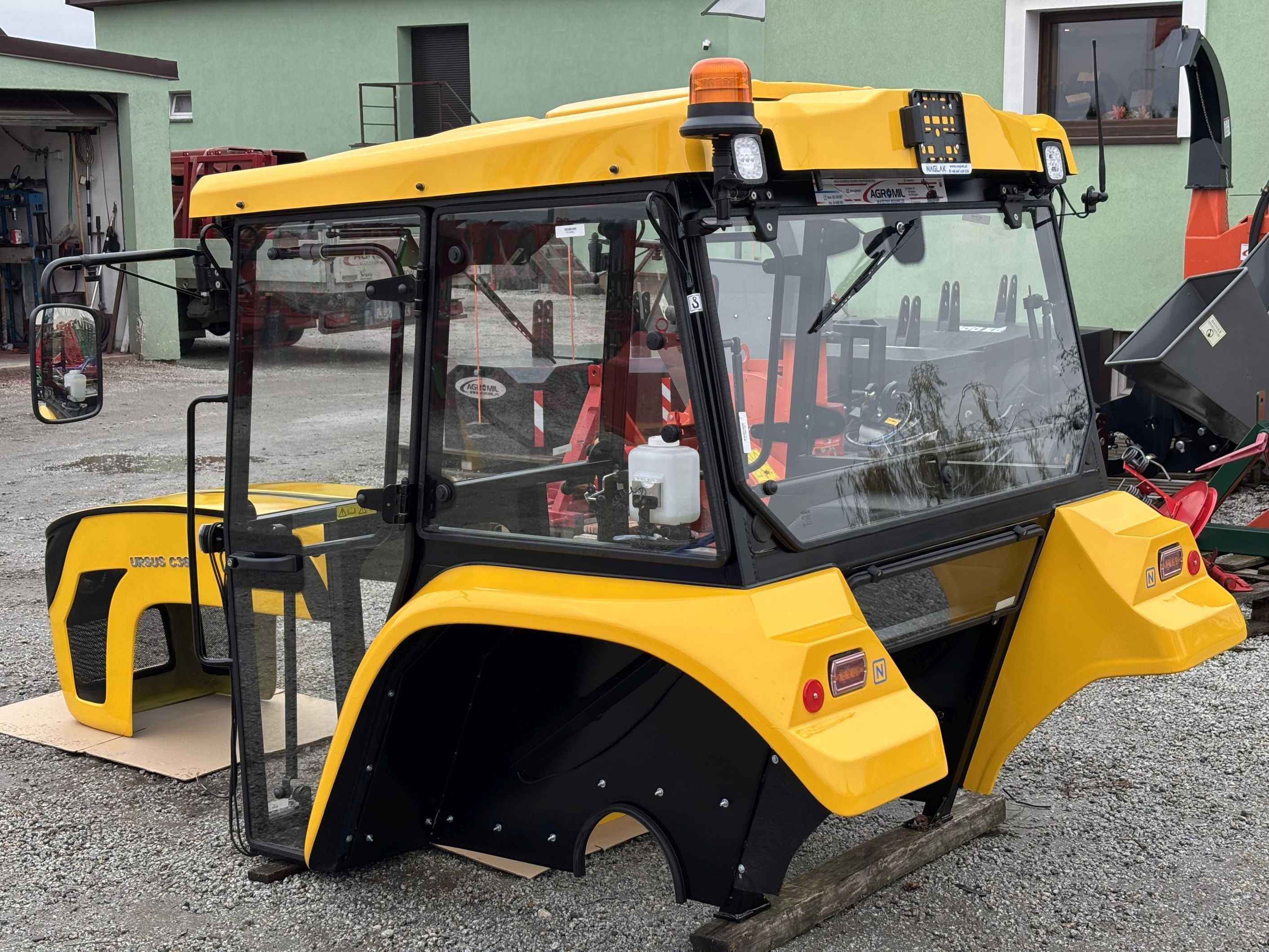 Kabina C-360 z błotnikami BTW X 2023 Naglak maska 04 kolor żółty