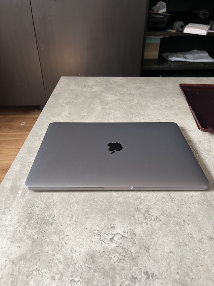 Apple Macbook pro 2022 m2 8GB/256Gb- touchbar perfekcyjny stan