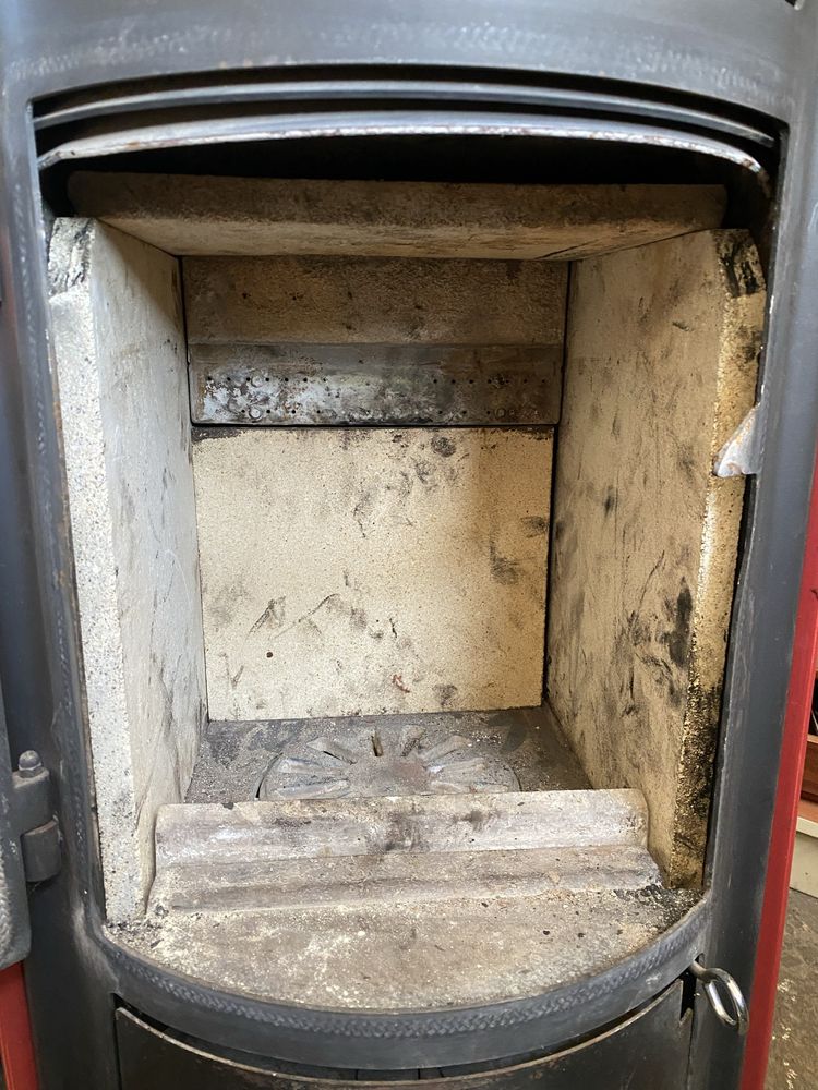 Duński kominek piec wolnostojący koza Varde Ovne 5kW, kaflowy czerwony