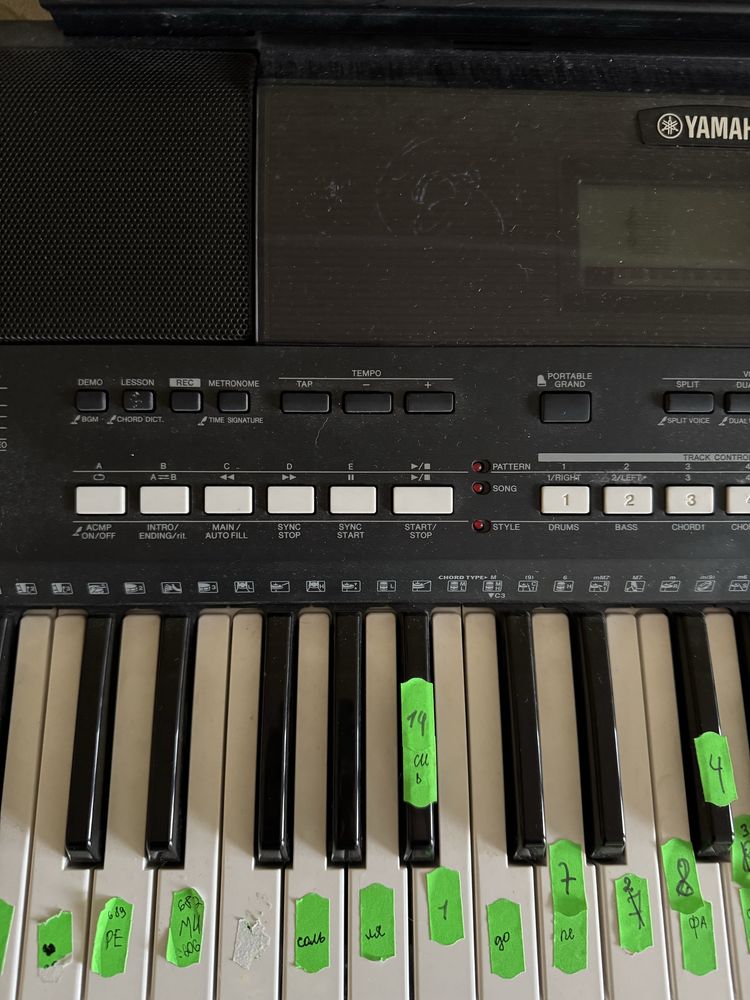 Продам синтезатор Yamaha PSR E433 + подставка