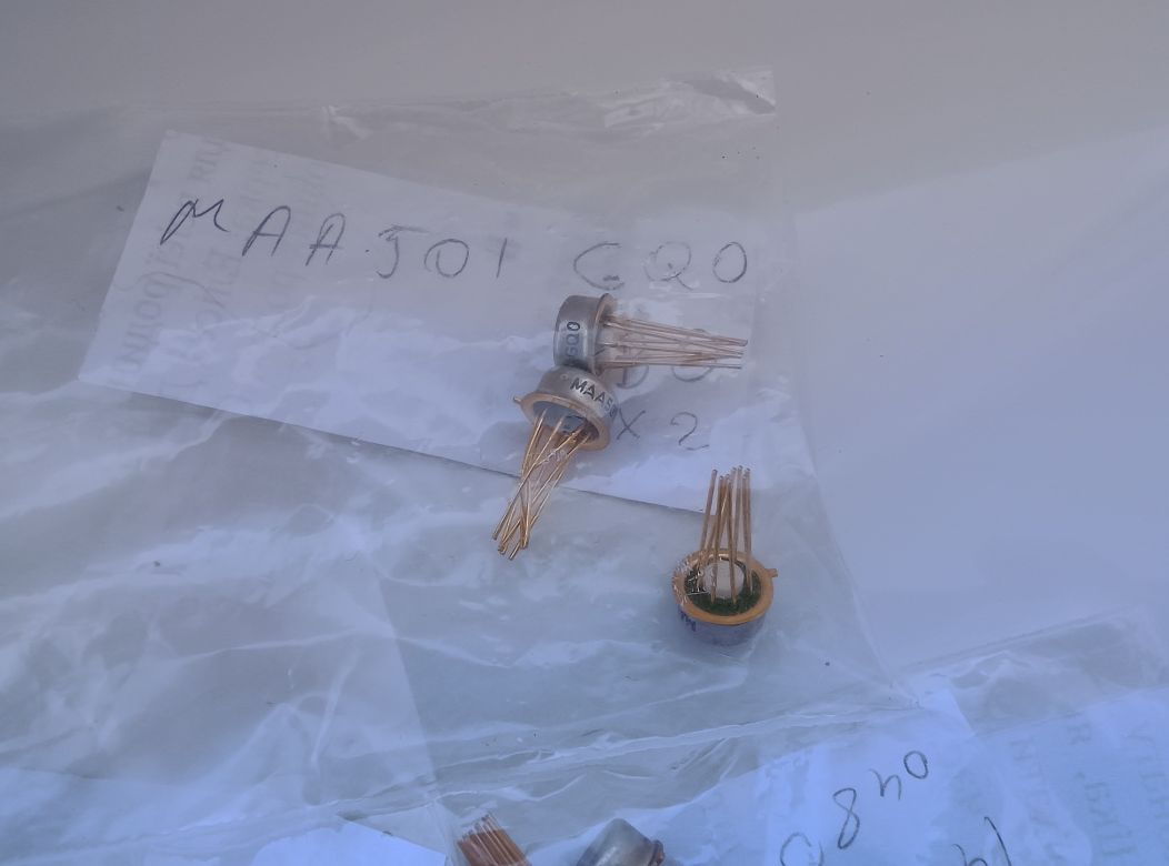 Радіодеталі в металевому корпусі з жовтими ніжками
