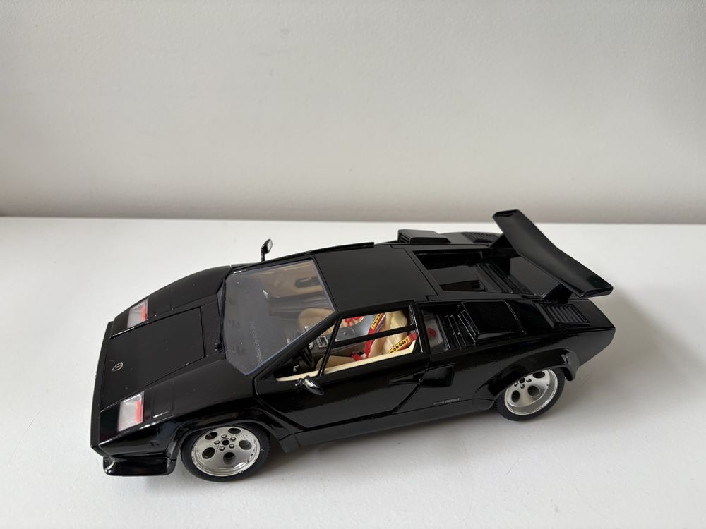 Model Lamborghini Countach 1:18 BBurago Burago (maisto welly)