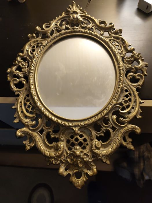 Stare mosiężne lustro w stylu barokowym