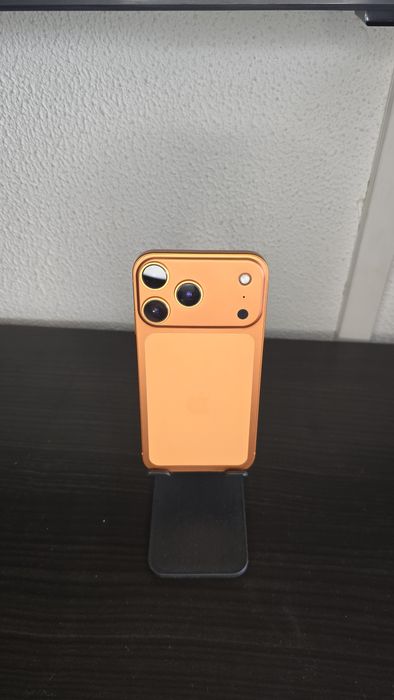 iPhone XR com chassi 17pro laranja